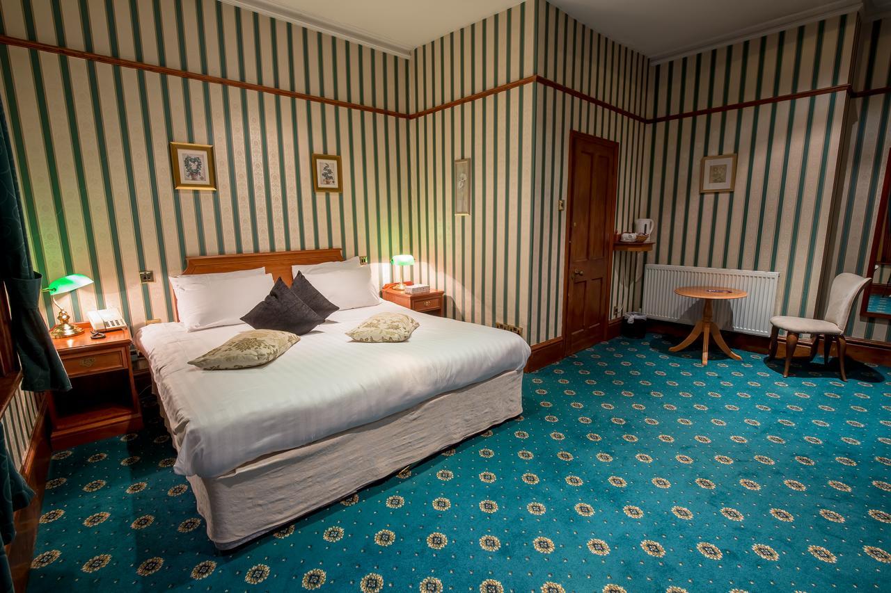 Harefield Manor Hotel Romford Room photo